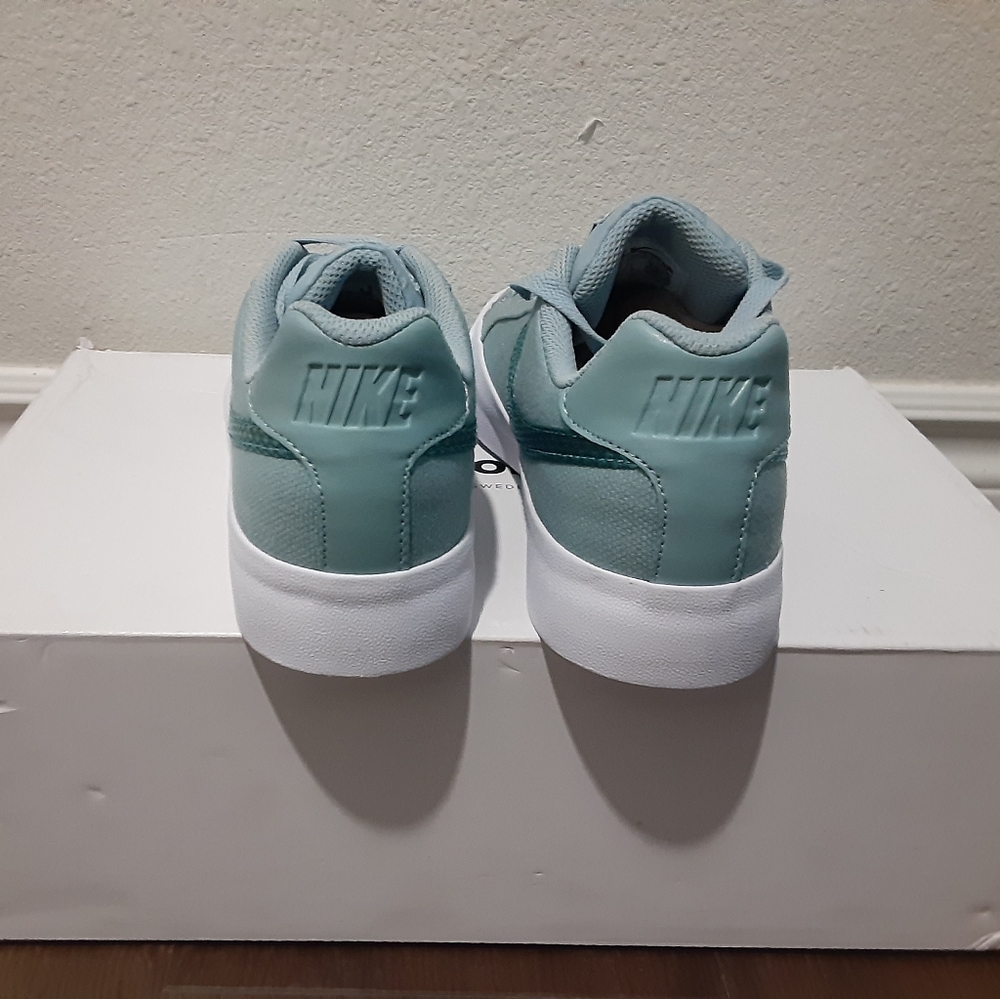 Nike - Picture 3 of 4